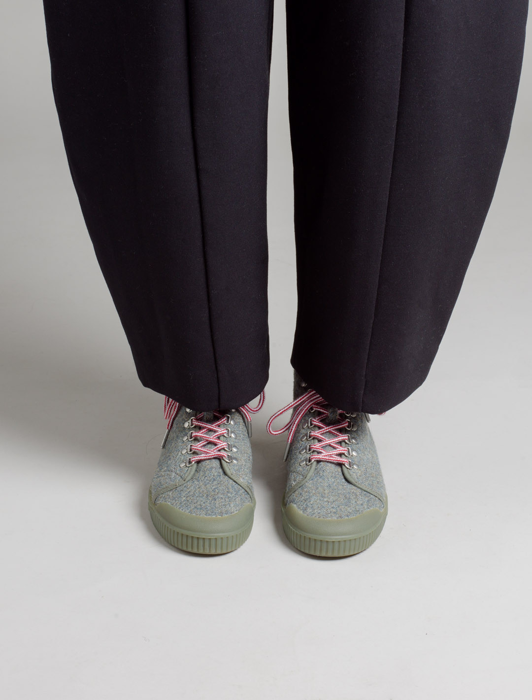 Unisex grey  B2 Globetrotter trainer  | Spring Court