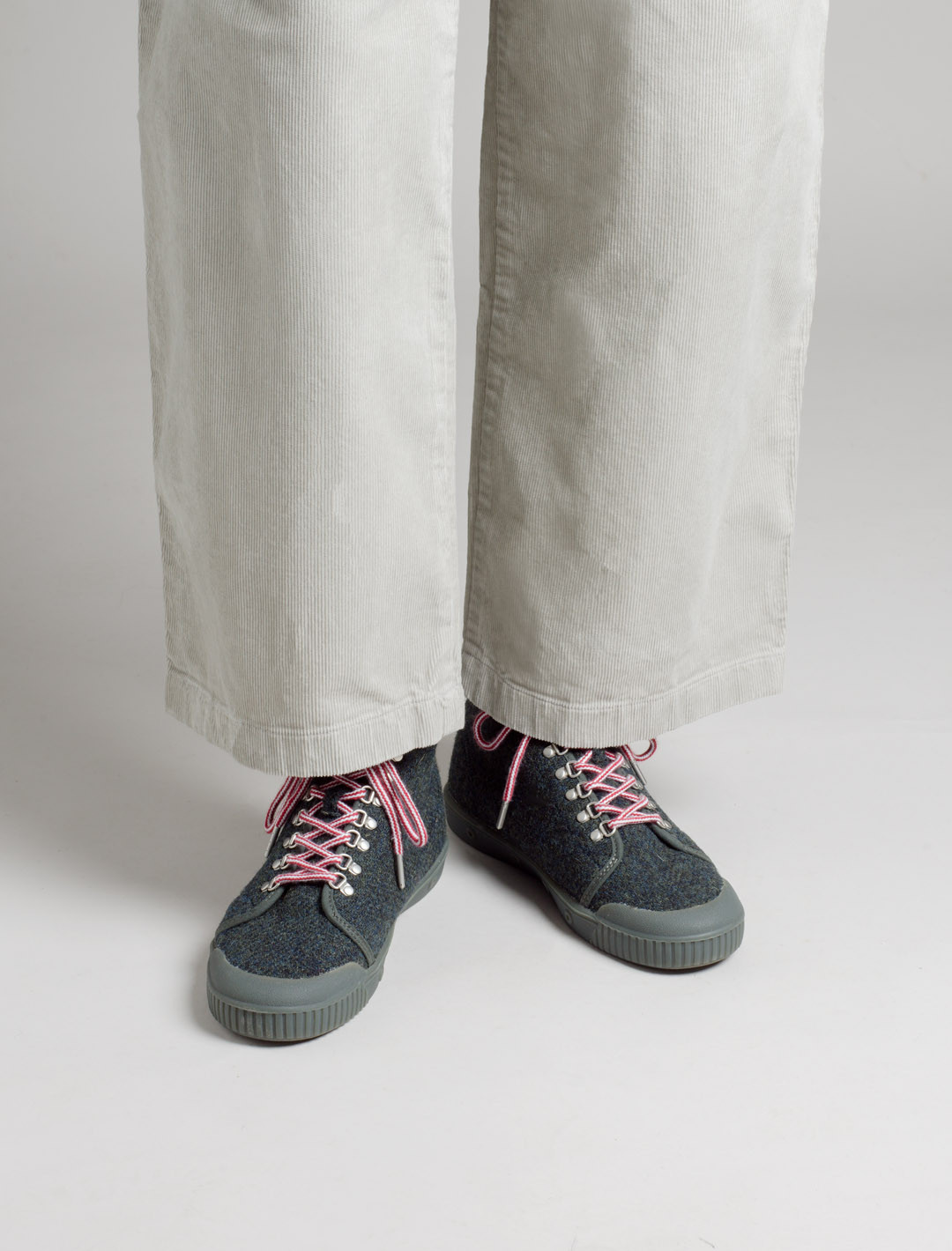 Unisex grey  B2 Globetrotter trainer  | Spring Court