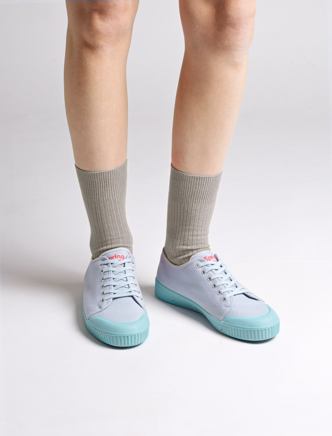 Basket Spring Court G2 canvas monochrome bleu ciel – vue portée