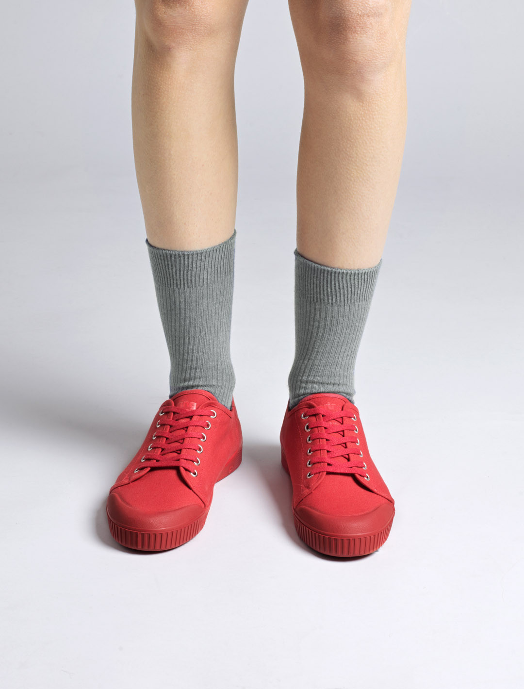 Basket Spring Court G2 canvas monochrome rouge – vue portée