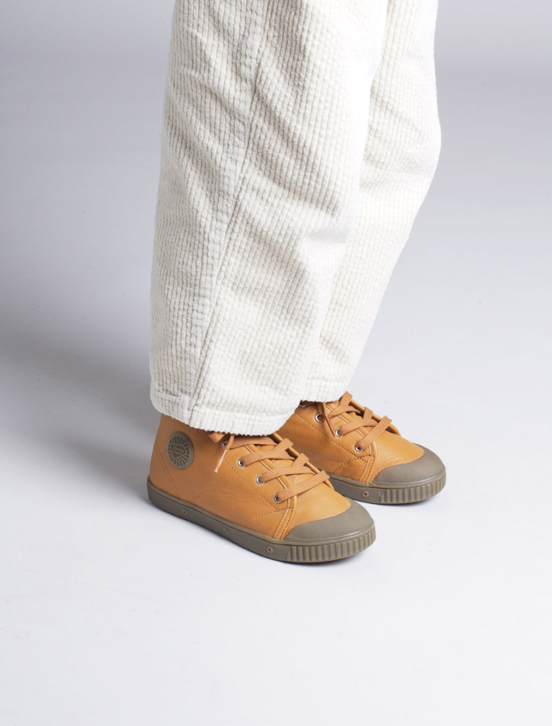 Children's high top trainer in ecru leather | Spring Court