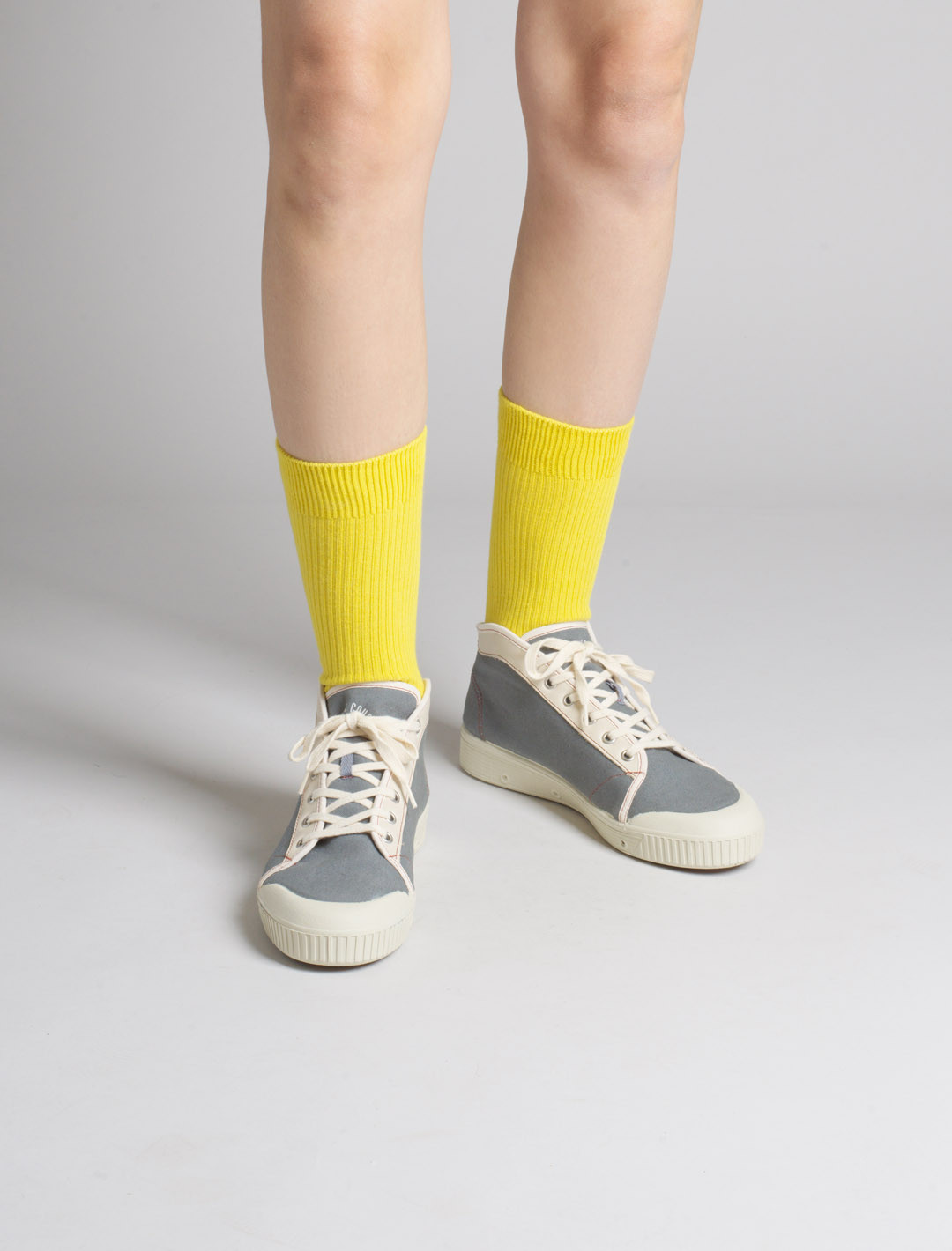 Basket Spring Court T2 en coton gris - vue portée de face