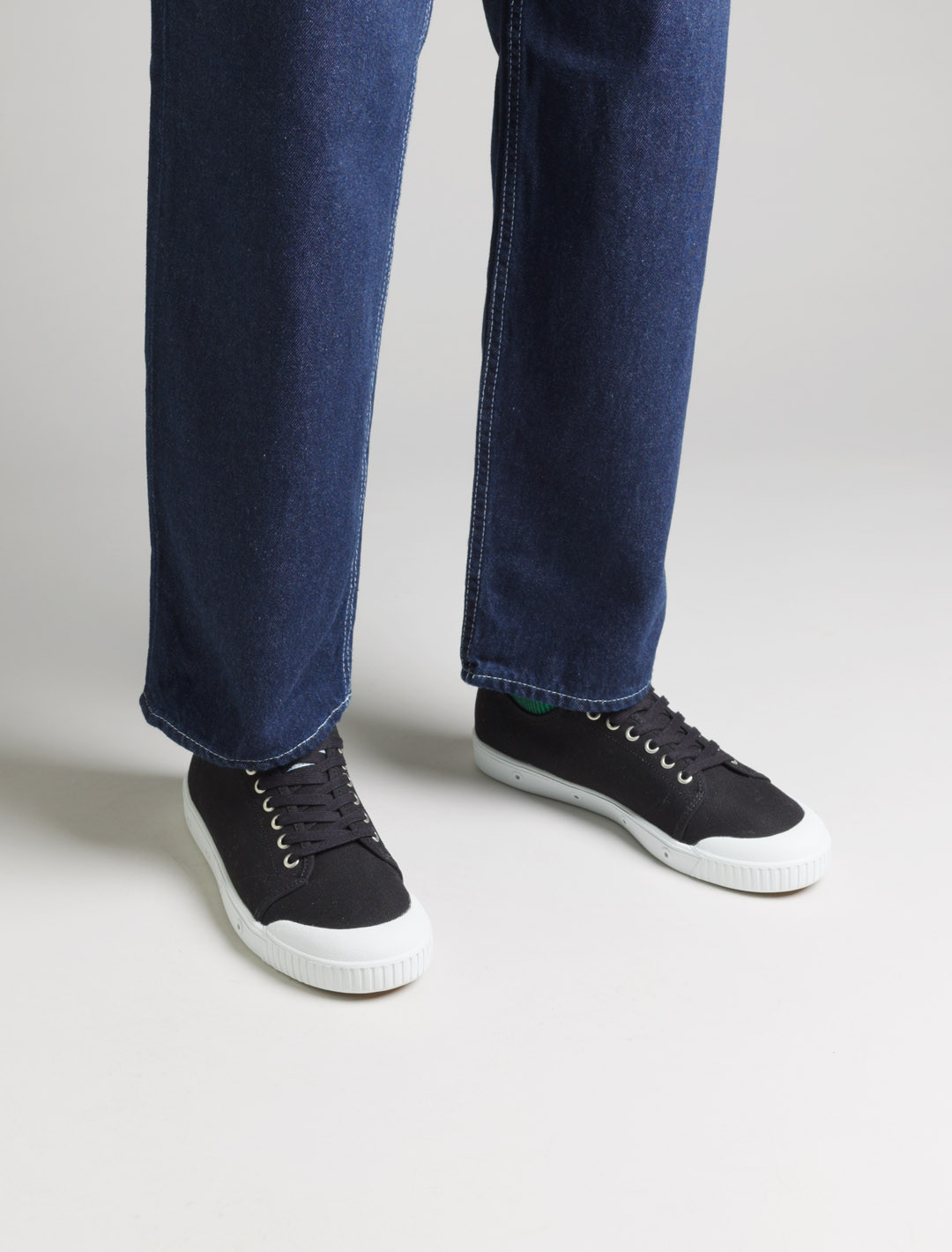 G2 CANVAS Black and white